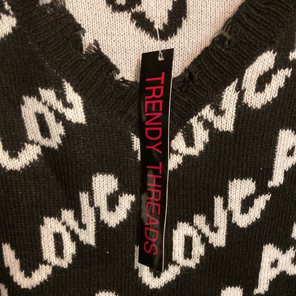 Trendy threads Love raw edges sweater size M - Picture 4 of 7